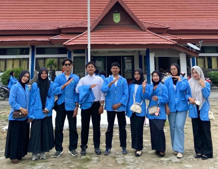 Foto formal Tim KKN Pangkalan Kasai 2026 di depan Kantor Kelurahan